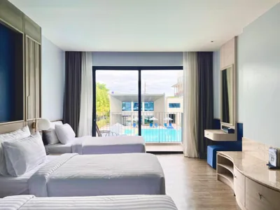 Camera tripla con vista piscina — Seabed Grand Hotel Phuket